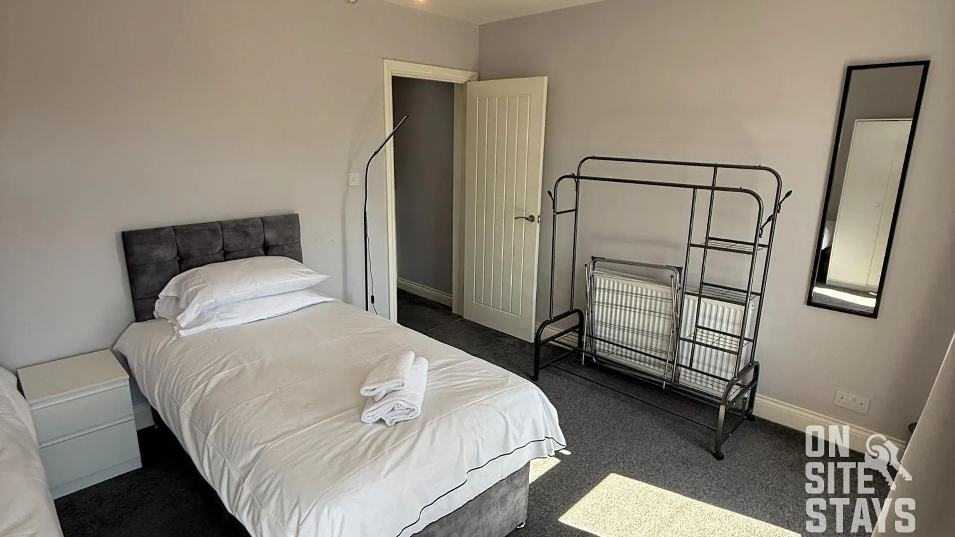 Onsitestays - 4 Bedroom House With 2 Bathrooms Welling 0*,  United Kingdom